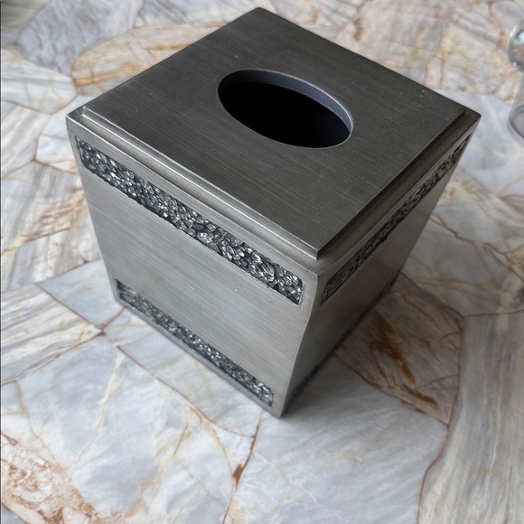 2000s Modern New York Crushed Mirrored Brushed Silver Resin Tissue Box Cover